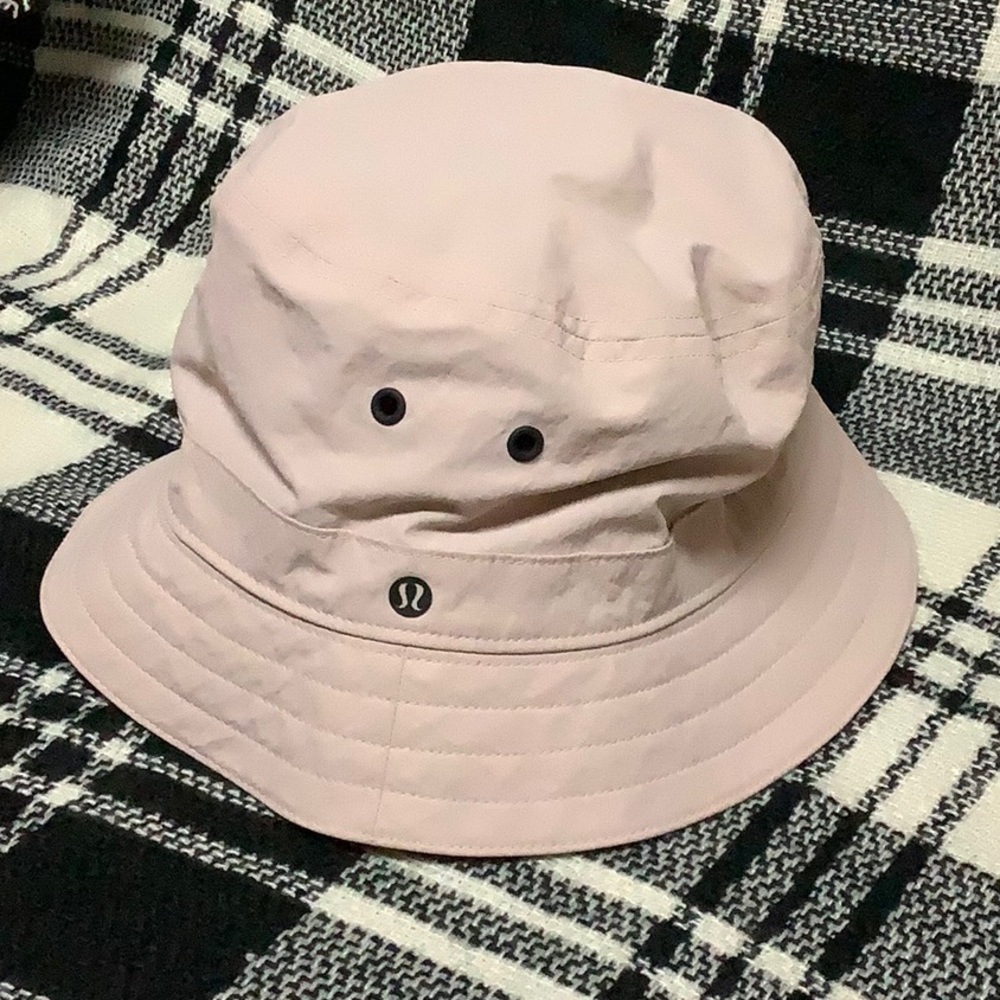 Lululemon tan bucket hat